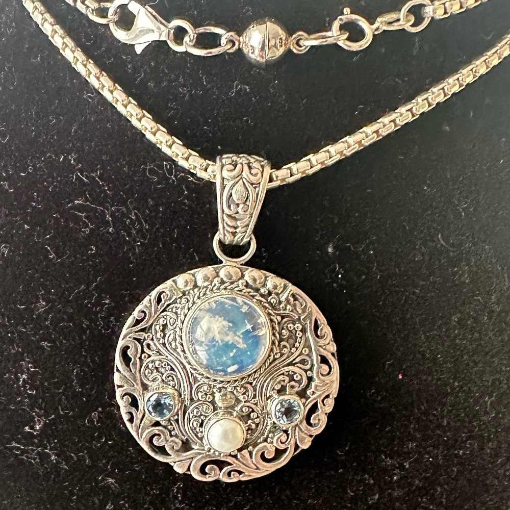 SARDA sterlingSilver Round Pendant Necklace with Blue Stone